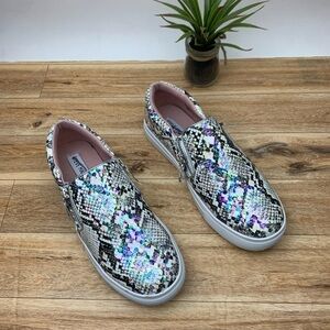 Steve Madden Jglamm Iridescent sneaker sz 4